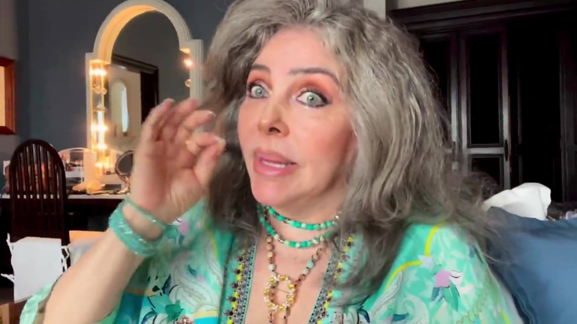 Verónica Castro reaparece en público como conductora principal del homenaje a Marco Antonio Muñiz en el Auditorio Nacional (Captura: vrocastroficial)