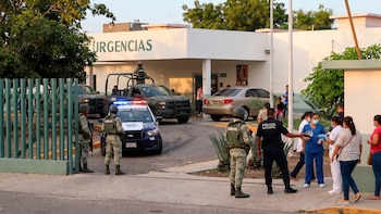 Hombres armados irrumpen en hospital de Sinaloa y asesinan a dos jóvenes que estaban heridos