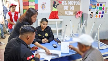 Juntos por el Perú señala que anciano detenido por alterar actas en Los Olivos tiene afiliación aprista y era personero de otra mesa