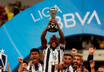 Dorlan Pabón alzando el trofeo