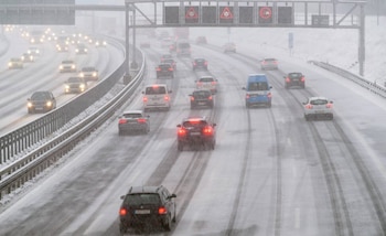 Coches circulan por una autopista