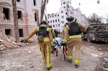 Los rescatistas llevan el cuerpo