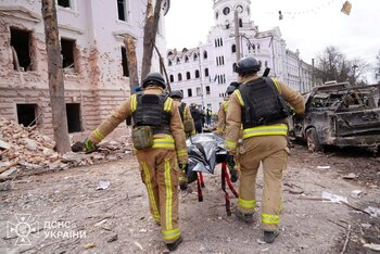 Los rescatistas llevan el cuerpo