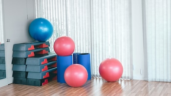 Las sentadillas contra la pared usando esta pelota, no representa un ejercicio natural para los expertos (Getty)