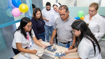 La tecnología llega a 350 alumnas en El Salvador: así cambia el aprendizaje con el Aula STEAM en Soyapango