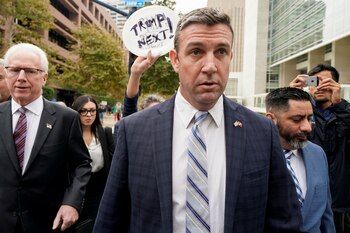Duncan Hunter retirándose de la corte federal en San Diego, California, el 3 de diciembre (REUTERS/Mike Blake)