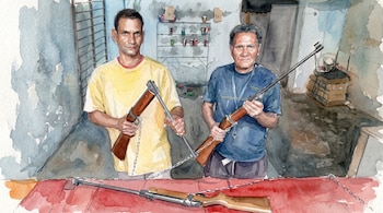 Ilustración en acuarela de dos hombres detrás de un mostrador rojo con tres rifles amarrados con cadenas en un local con estantes de latas.