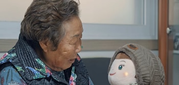 Adultos mayores de Corea del Sur usan muñecas con IA para hacerles compañía. (Hyodol)