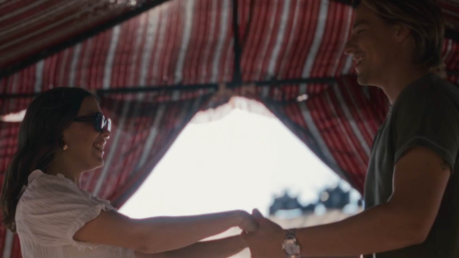 Millie Bobby Brown y Jake Bongiovi trabajaron juntos por primera vez bajo la dirección de Armando Bo