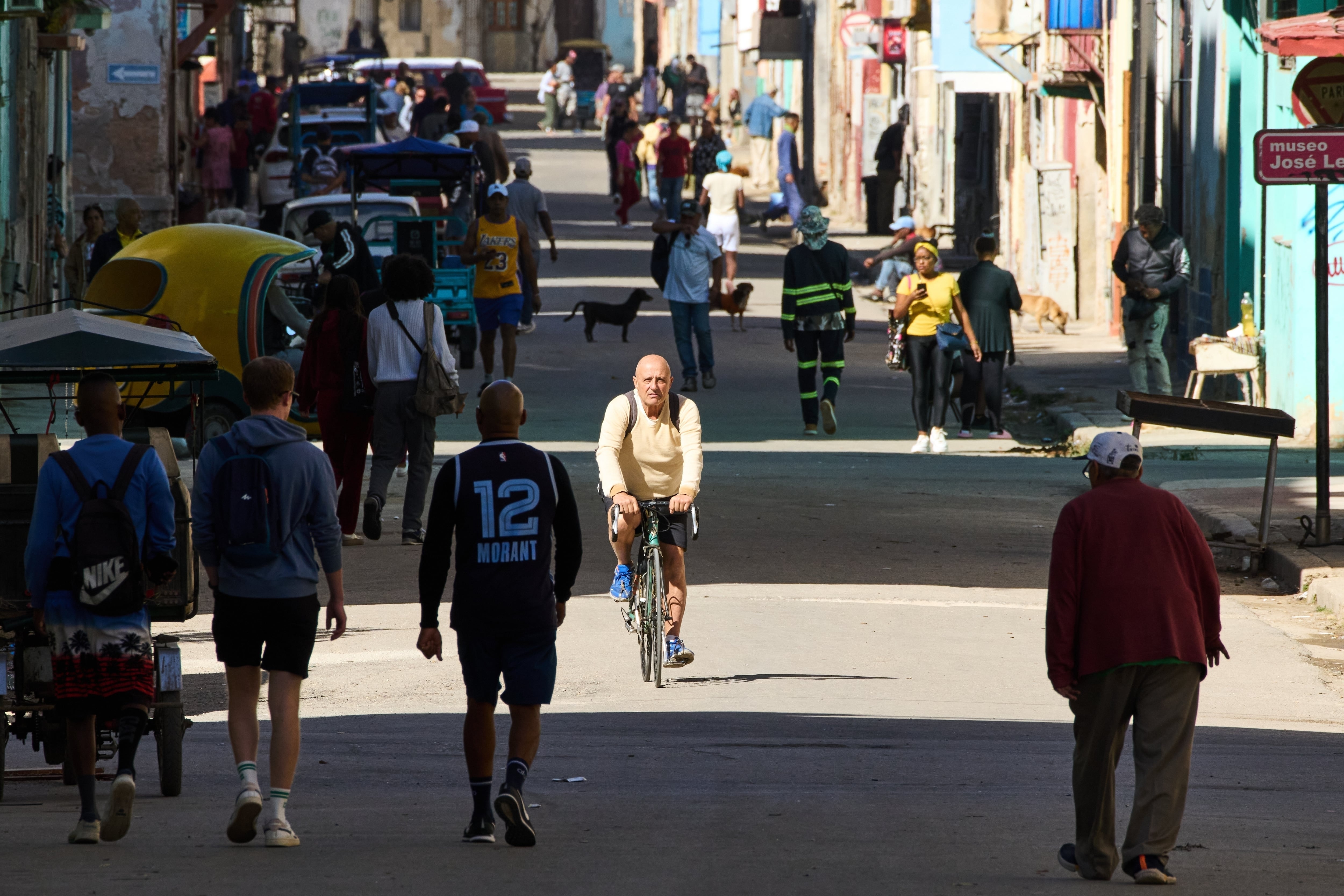 Vecinos transitan a pie y en bicicleta por una calle de La Habana durante una jornada marcada por la escasez de combustible y las limitaciones en el transporte urbano (Foto AP/Ramón Espinosa)