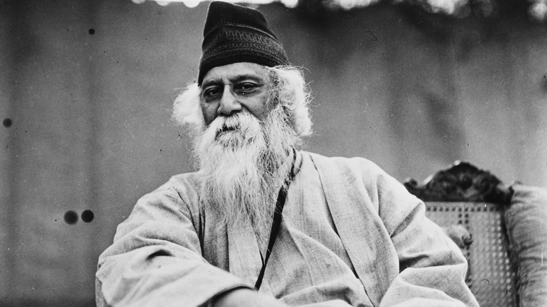 Rabindranath Tagore, poeta y filósofo indio, refuerza la importancia del error. (Photo by Fox Photos/Hulton Archive/Getty Images)