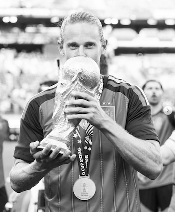 Marcos Llorente con la Copa del Mundo (Instagram)
