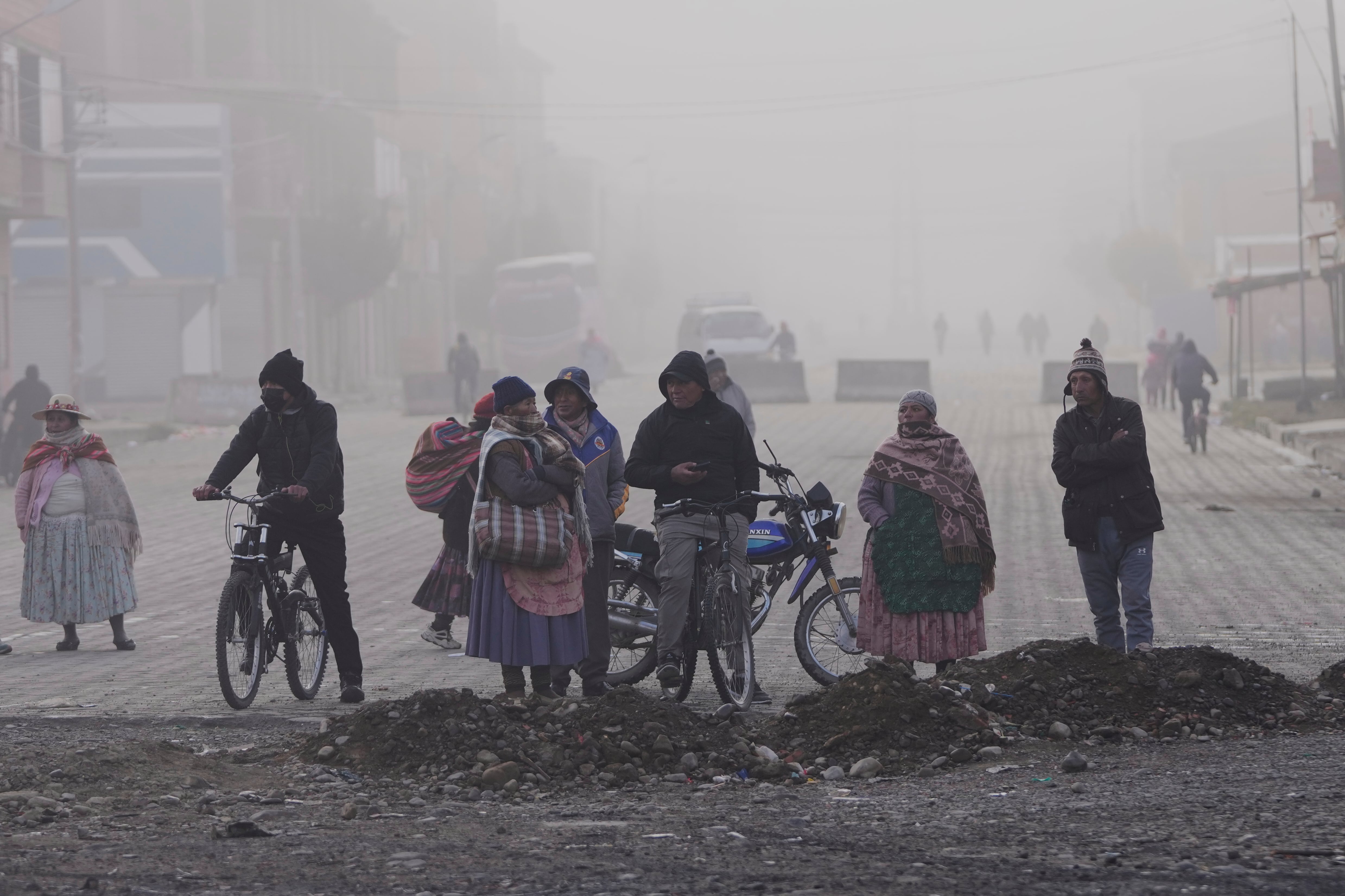 Residentes observan a la policía retirar las barricadas levantadas por manifestantes antigubernamentales en una carretera en El Alto, Bolivia (AP Foto/Juan Karita)