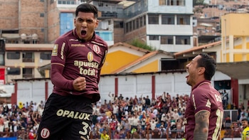 César Inga festejando al lado de un frenético Gianluca Lapadula. - Crédito: Liga 1