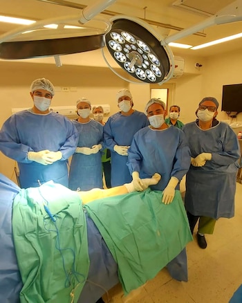 La doctora Mariela Guasti junto