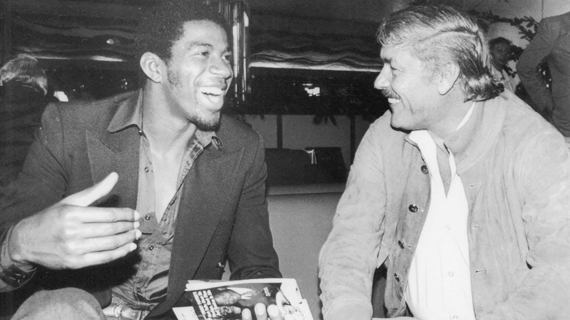 El propietario Jerry Buss prometió a Magic Johnson ganar títulos deportivos con un estilo propio