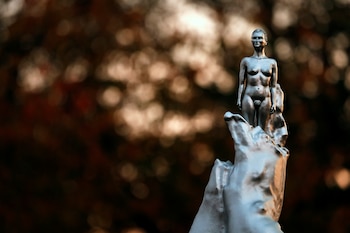 "Madre del Feminismo", escultura de la artista Maggi Hambling en homenaje a Mary Wollstonecraft, en Newington Green, Londres, Inglaterra (Foto: REUTERS/Paul Childs)