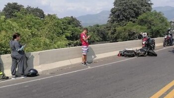 Hermanos que viajaban en moto