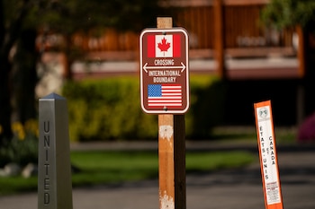 Desde que comenzó la disputa arancelaria, el cruce fronterizo entre Estados Unidos y Canadá cayó de forma sostenida. Los canadienses eligen gastar su dinero en casa, y las ciudades americanas que dependían de ese flujo buscan cómo reinventarse (REUTERS/David Ryder)