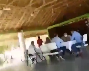 En redes sociales comenzó a circular un video en el que se ve al presidente municipal de Ciudad Valles en una reunión con presuntos miembros del Cártel del Golfo. (Impresión de pantalla video)