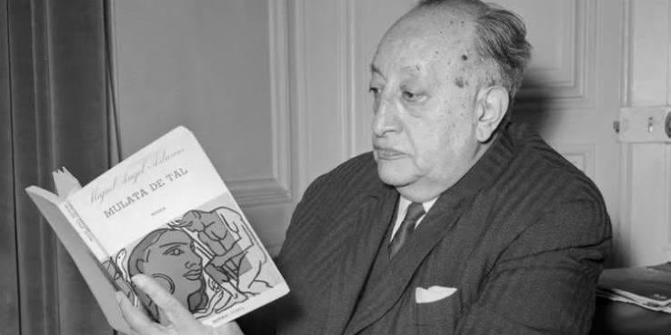 El escritor Miguel Ángel Asturias sostiene un ejemplar de su novela Mulata de tal en una fotografía de archivo. (Ministerio de Cultura y Deportes de Guatemala )