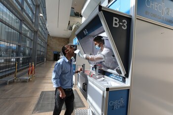 Un hombre muestra el funcionamiento