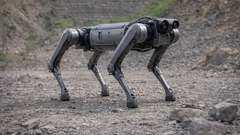 Un robot camina sin batería gracias a un truco: usar el suelo como energía
