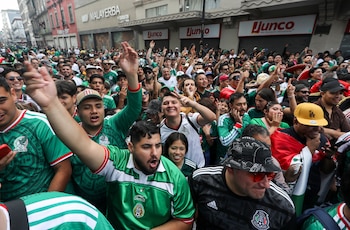Cientos de hinchas en las afueras del Estadio Azteca para vivir la inauguración del Mundial 2026