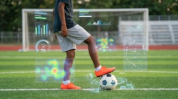 Ilustración de un niño futbolista controlando un balón en un campo; gráficos de análisis de datos, como barras de rendimiento y mapas de calor, lo rodean