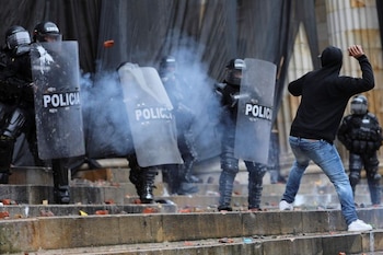Un manifestante se prepara para