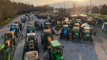 Agricultores griegos bloquean una autopista