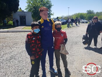 Barco posa con chicos hinchas