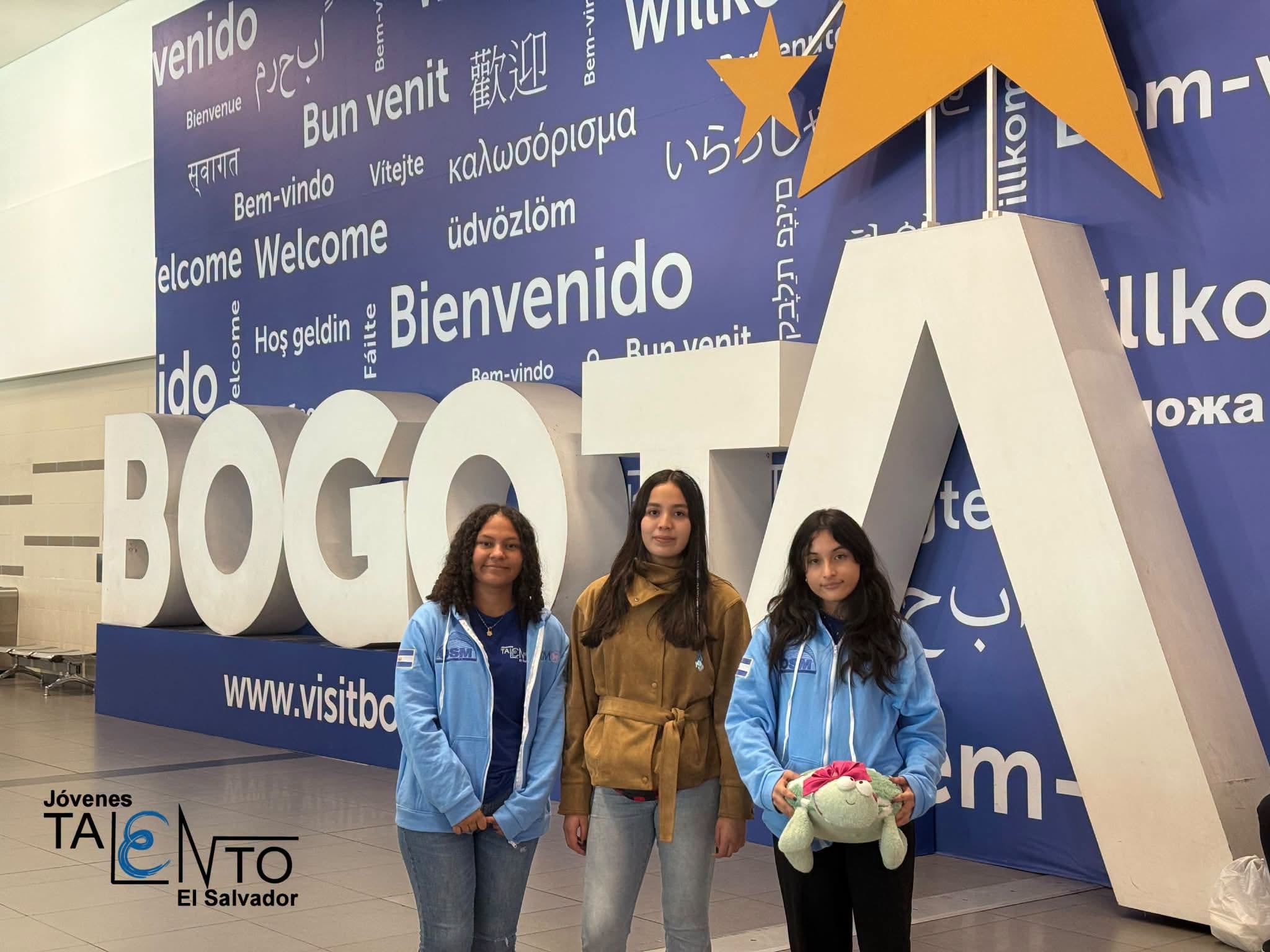Una delegación salvadoreña asiste a la VI Olimpiada Panamericana Femenina de Matemáticas en la ciudad de Bucaramanga, Colombia. (Foto cortesía Programa Jóvenes Talento de El Salvador)
