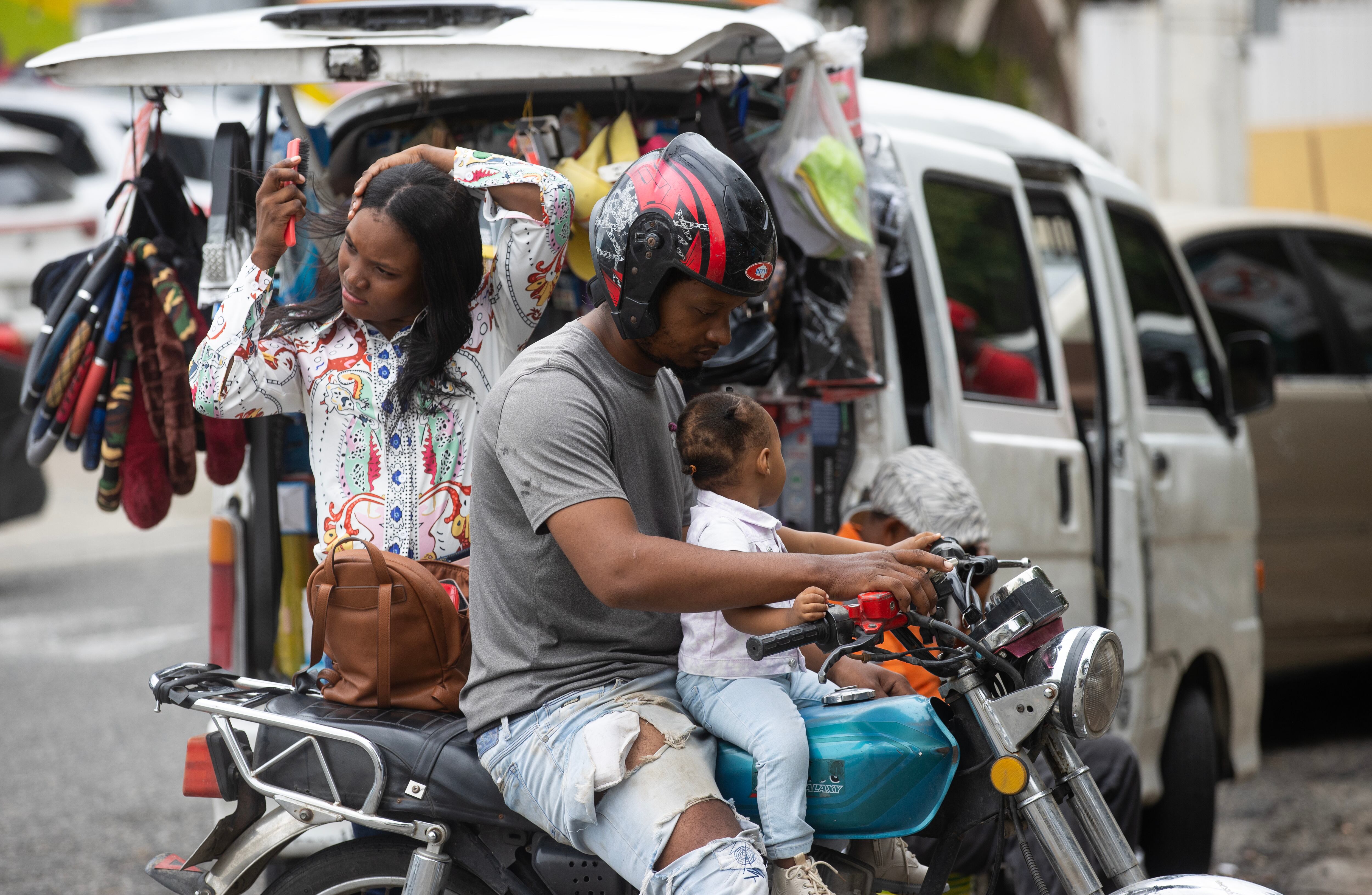 Una mujer se peina antes de acudir a una cita en la embajada de Haití, este miércoles en Santo Domingo (República Dominicana). EFE/Orlando Barría