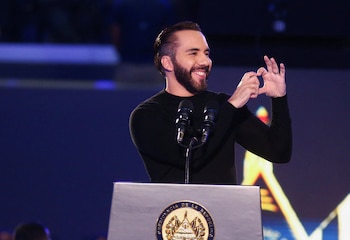 El presidente de el Salvador, Nayib Bukele, hace gestos durante una ceremonia para lanzar un programa de becas del gobierno, en San Salvador, el Salvador, el 15 de marzo de 2025. REUTERS/José cabezas