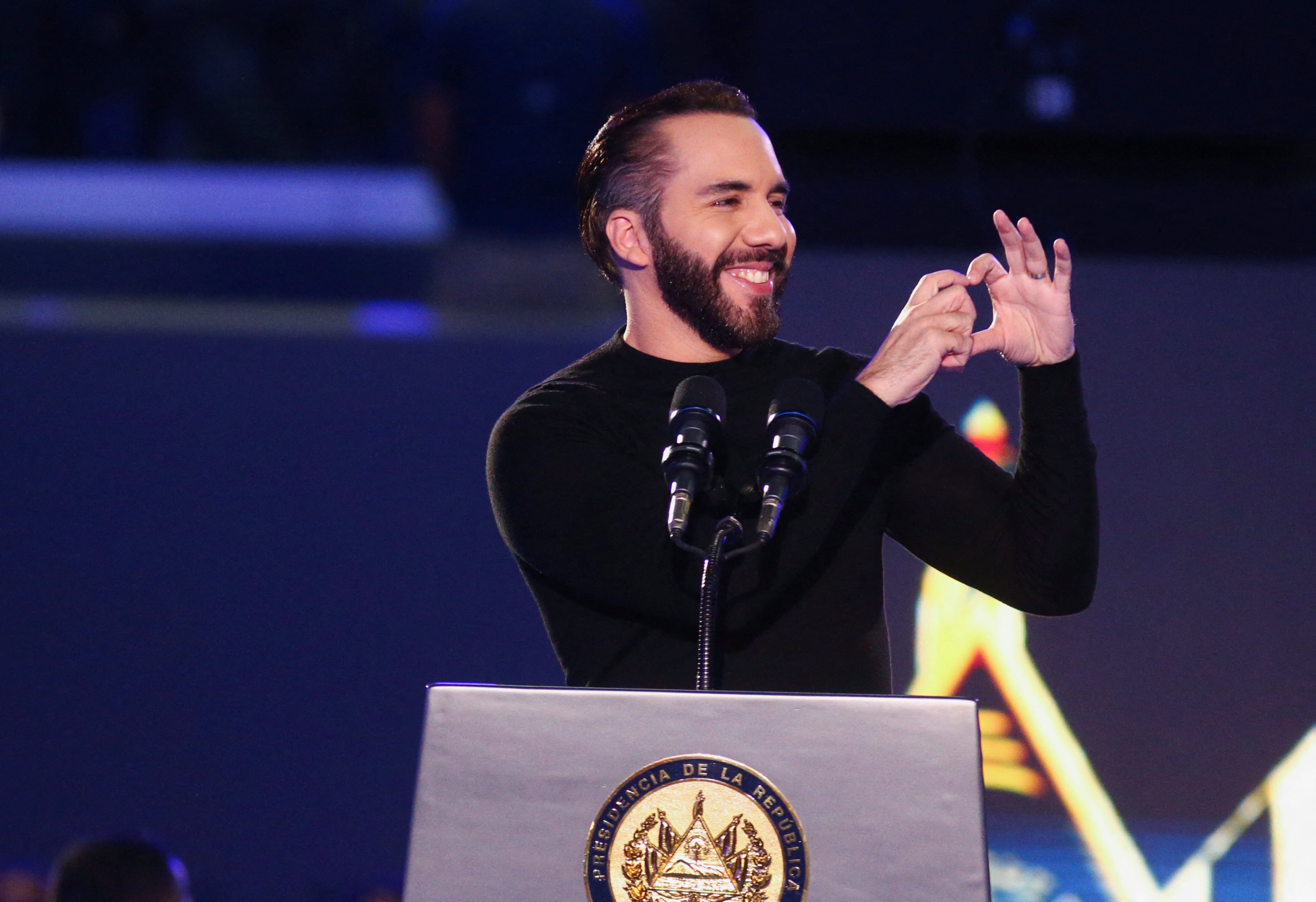El presidente de el Salvador, Nayib Bukele, hace gestos durante una ceremonia para lanzar un programa de becas del gobierno, en San Salvador, el Salvador, el 15 de marzo de 2025. REUTERS/José cabezas