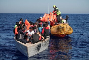La tripulación del barco de rescate de la ONG 'Ocean Viking' entrega chalecos salvavidas a migrantes (via Reuters)