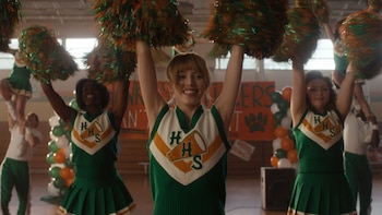 Grace Van Dien como Chrissy.