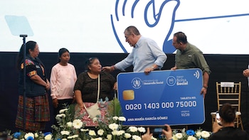 El presidente Arévalo entrega la tarjeta 75 mil del programa Bolsa Social en Guatemala