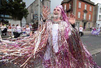 Una persona asiste al desfile