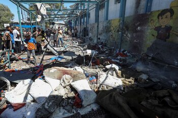 Palestinos inspeccionan una escuela de