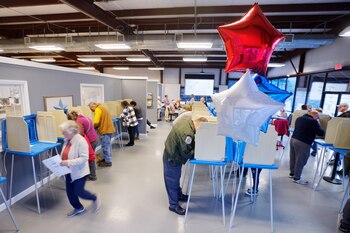 Votantes marcan sus papeletas en Marion, Carolina del Norte (Reuters)