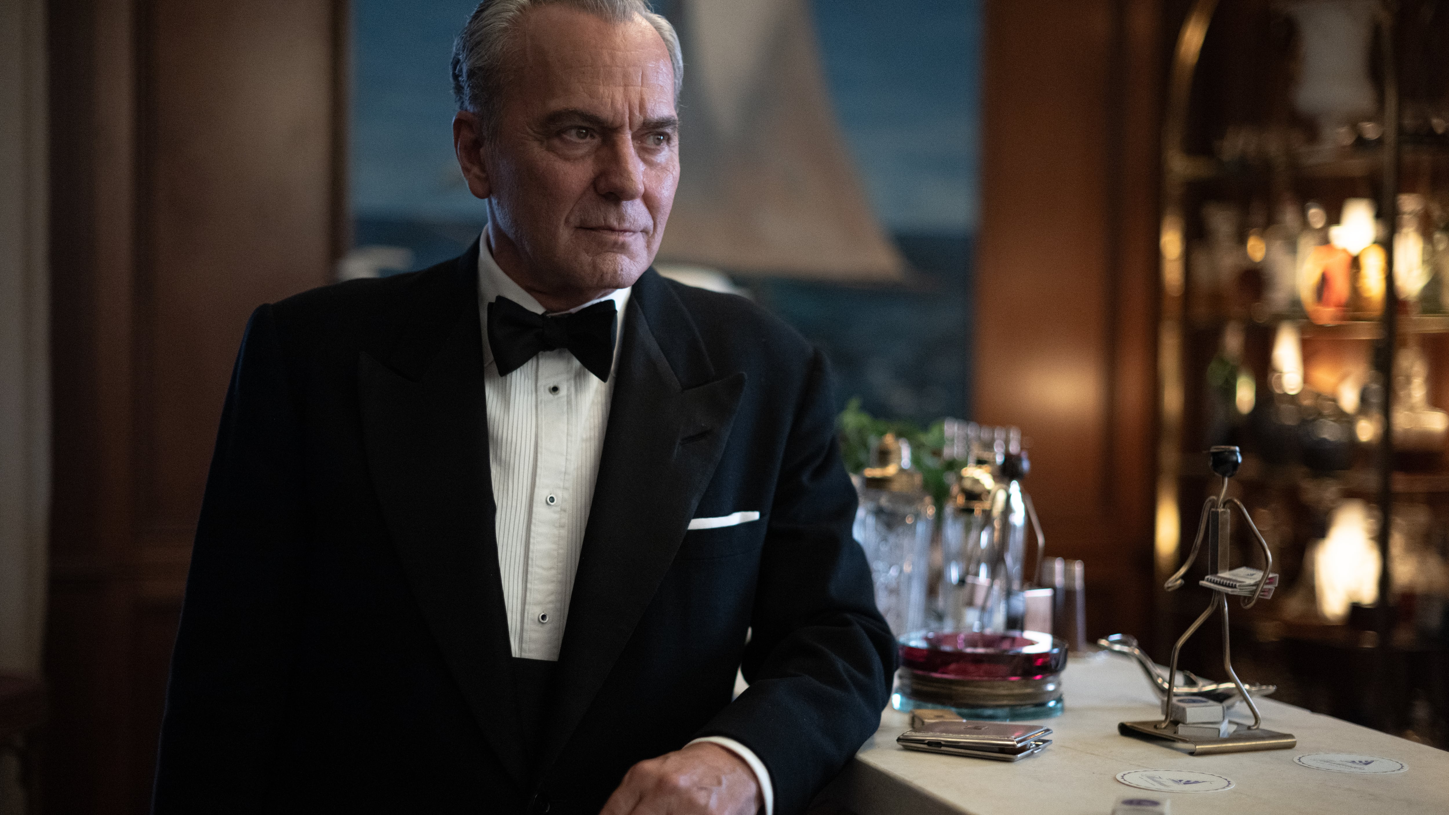 José Coronado encarna a un actor que interpretó a Sherlock Holmes en 'El problema final', adaptación de la novela de Arturo Pérez-Reverte (Netflix)