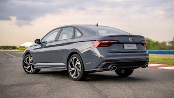 Doble salida de escape trasera,