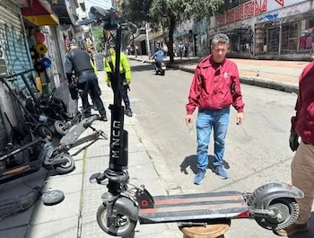 El operativo permitió incautar 40 patinetas desarmadas y 21 motores, confirmando la existencia de una red de comercialización ilegal - crédito Policía Metropolitana de Bogotá