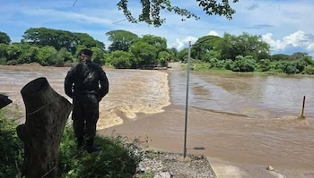 Las inundaciones han complicado el tránsito por las vías terrestres de la zona.
(Foto: Cortesía / redes sociales)