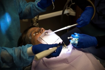 Dentistas realizan un procedimiento oral durante el brote de coronavirus (COVID-19), en Columbus, Ohio (Reuters)