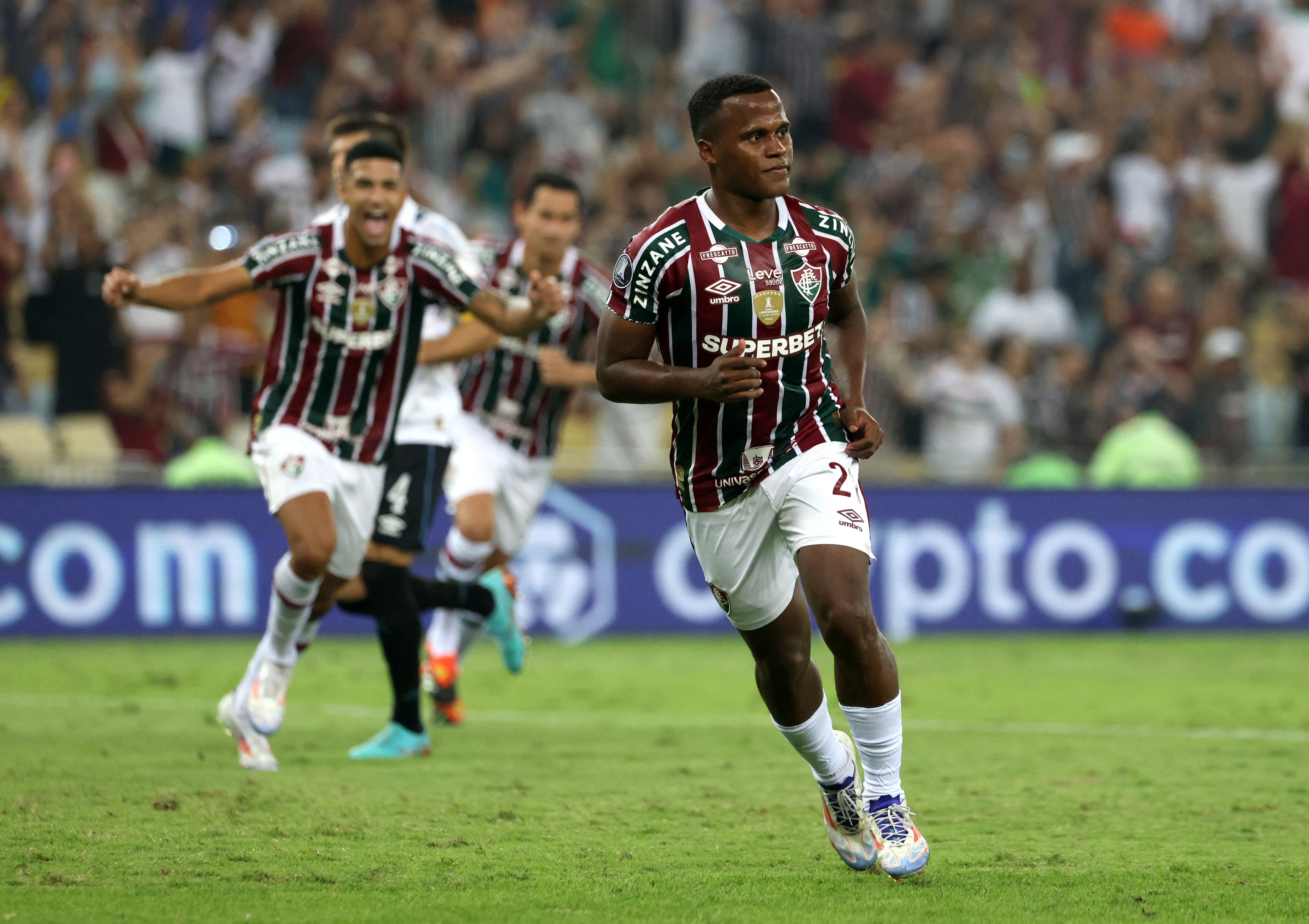 Arias anotó de tiro penal para Flu - crédito Sergio Moraes / REUTERS