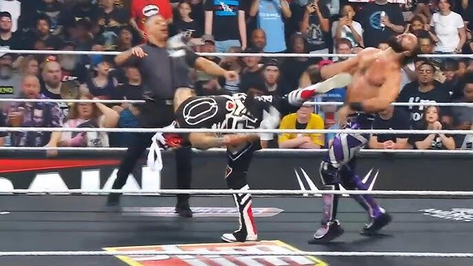 El enmascarado de Ecatepec tuvo su primera gran prueba en WWE en el evento principal del programa del lunes 7 de julio. (Captura de pantalla)