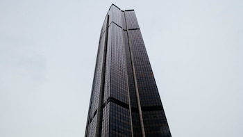 Un edificio feo en una